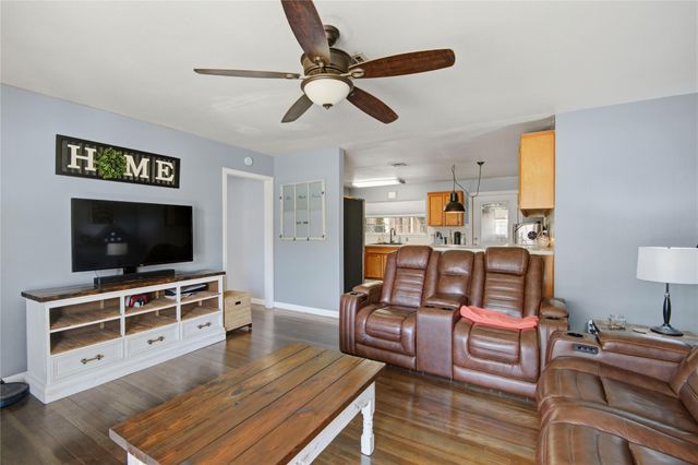 106 S Mattson Street, West Columbia, TX 77486