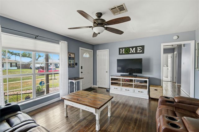 106 S Mattson Street, West Columbia, TX 77486