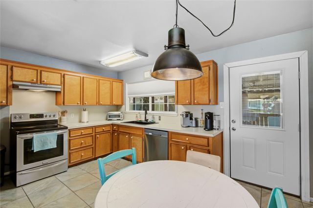 106 S Mattson Street, West Columbia, TX 77486