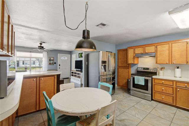 106 S Mattson Street, West Columbia, TX 77486