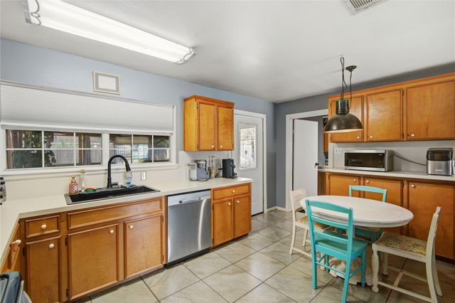 106 S Mattson Street, West Columbia, TX 77486