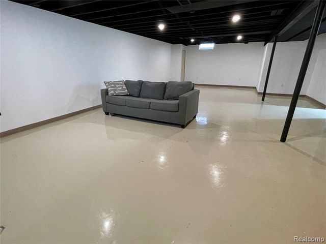 19464 Parkville Street, Livonia, MI 48152