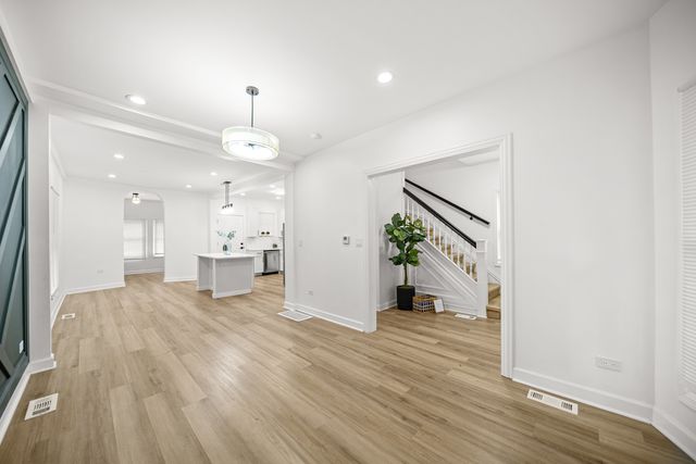 639 N Leamington Avenue, Chicago, IL 60644