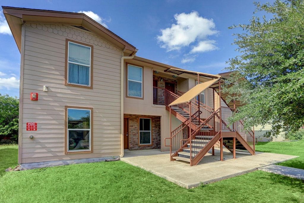 706 W 6th ST C, Taylor, TX 76574