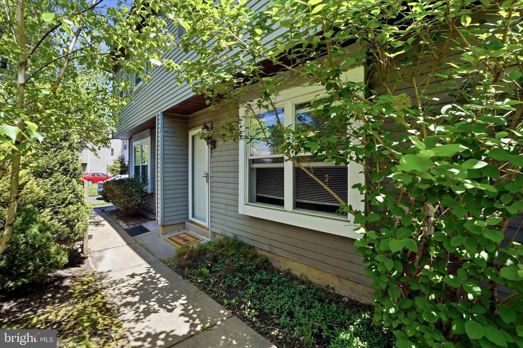 2 HORSESHOE CIR, Horsham, PA 19044