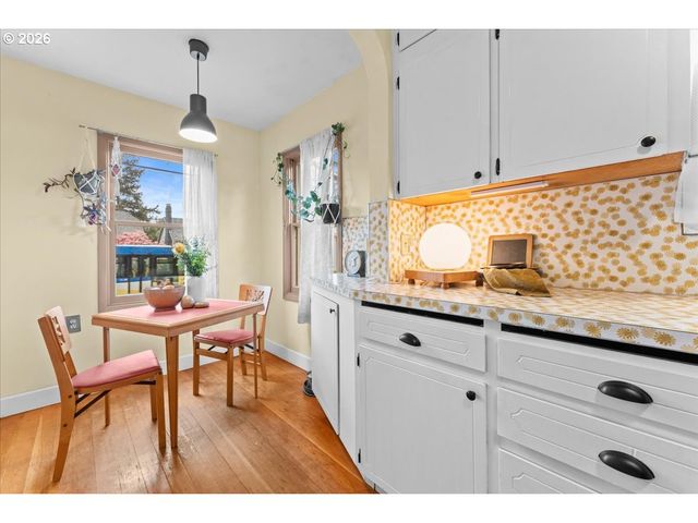 5820 Ne HALSEY St, Portland, OR 97213