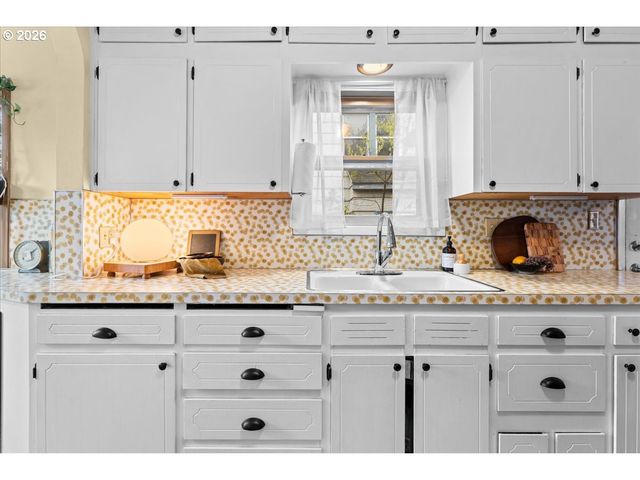 5820 Ne HALSEY St, Portland, OR 97213