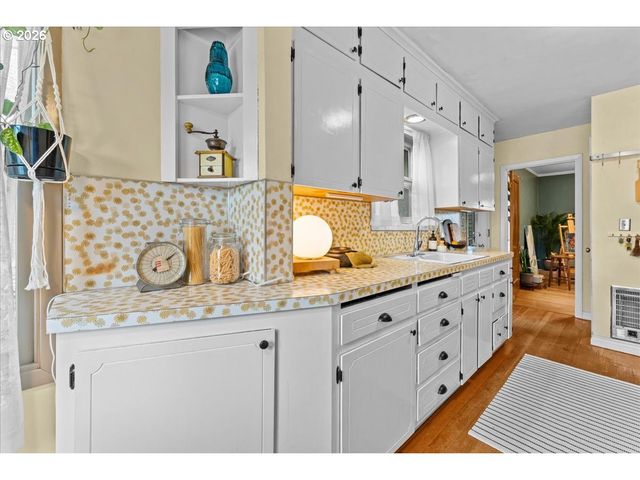 5820 Ne HALSEY St, Portland, OR 97213