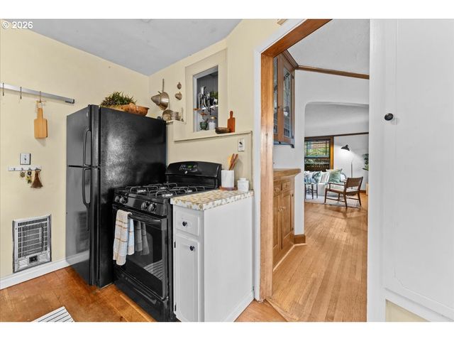 5820 Ne HALSEY St, Portland, OR 97213