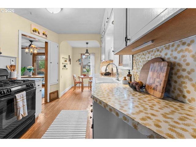 5820 Ne HALSEY St, Portland, OR 97213