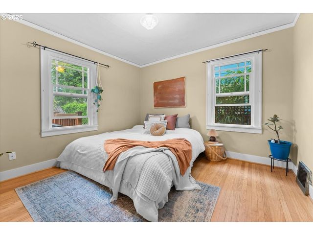 5820 Ne HALSEY St, Portland, OR 97213