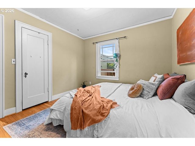 5820 Ne HALSEY St, Portland, OR 97213