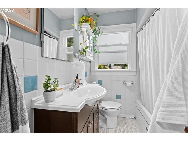 5820 Ne HALSEY St, Portland, OR 97213