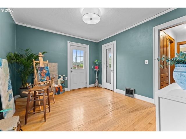 5820 Ne HALSEY St, Portland, OR 97213