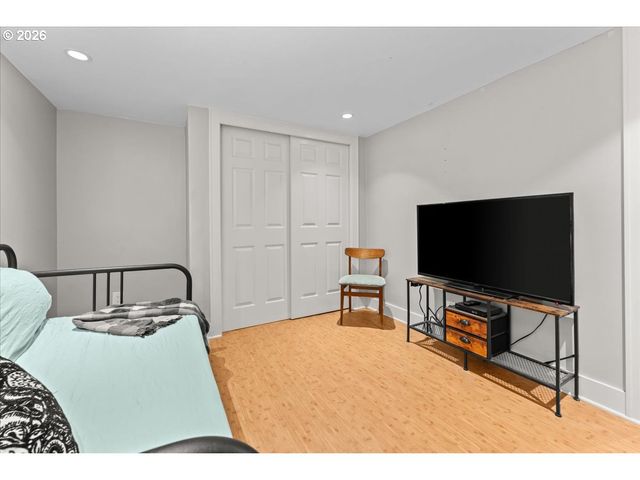 5820 Ne HALSEY St, Portland, OR 97213