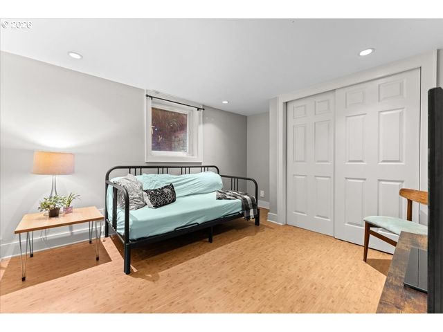 5820 Ne HALSEY St, Portland, OR 97213