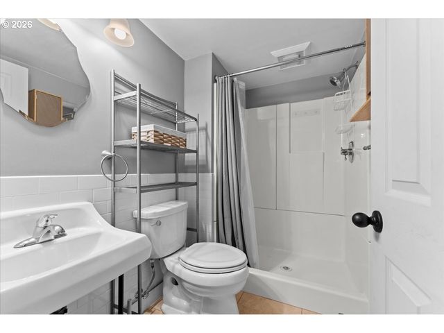 5820 Ne HALSEY St, Portland, OR 97213