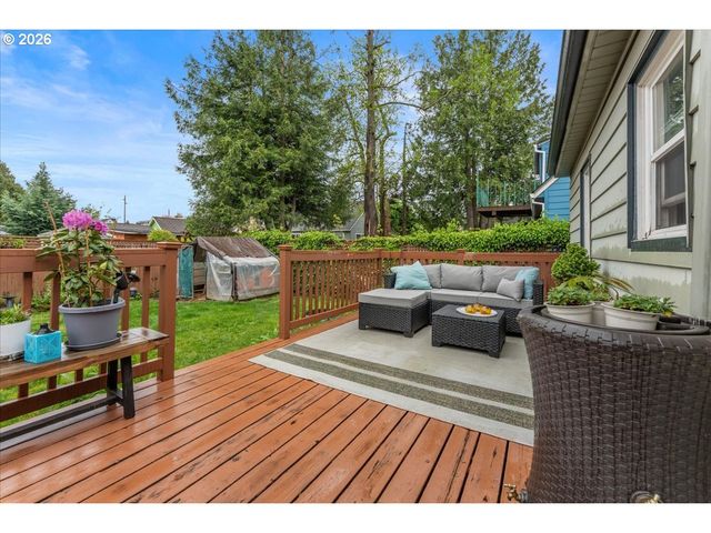 5820 Ne HALSEY St, Portland, OR 97213