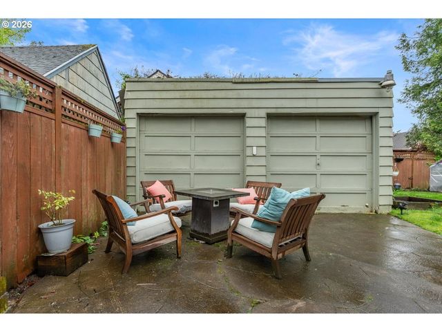 5820 Ne HALSEY St, Portland, OR 97213