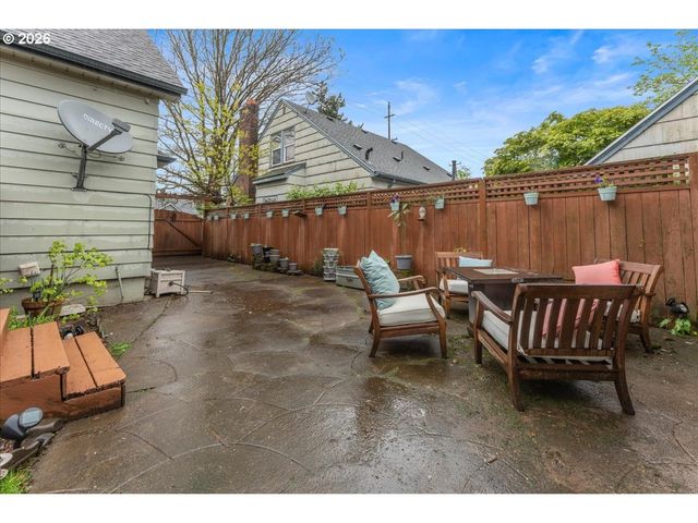 5820 Ne HALSEY St, Portland, OR 97213