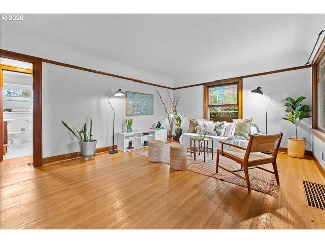 5820 Ne HALSEY St, Portland, OR 97213