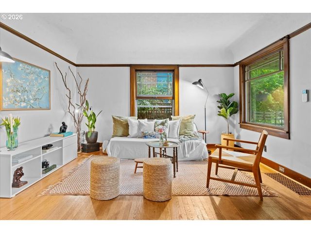 5820 Ne HALSEY St, Portland, OR 97213