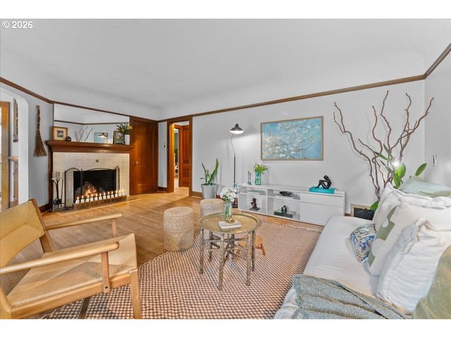 5820 Ne HALSEY St, Portland, OR 97213