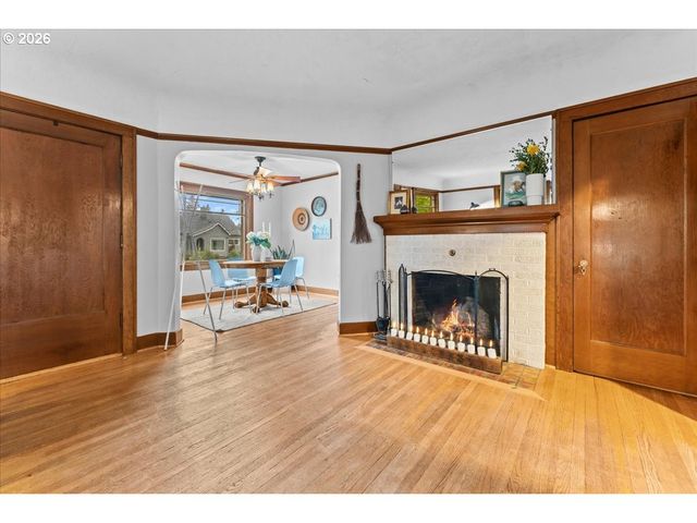 5820 Ne HALSEY St, Portland, OR 97213