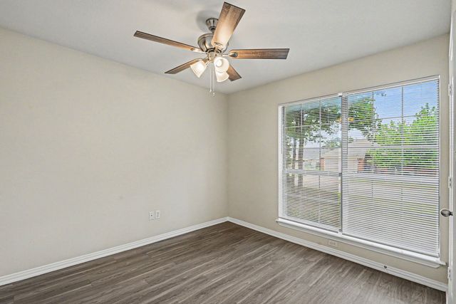 717 Oak Park Drive, Azle, TX 76020