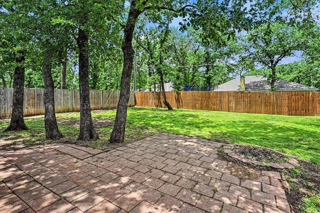 717 Oak Park Drive, Azle, TX 76020