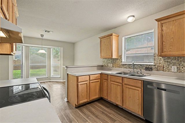 717 Oak Park Drive, Azle, TX 76020