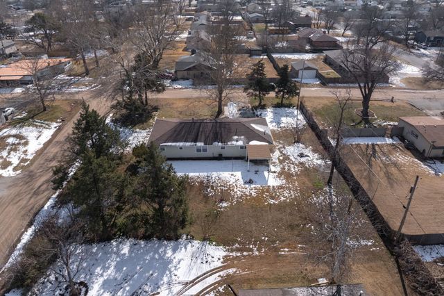 1040 E 44th St S, Wichita, KS 67216