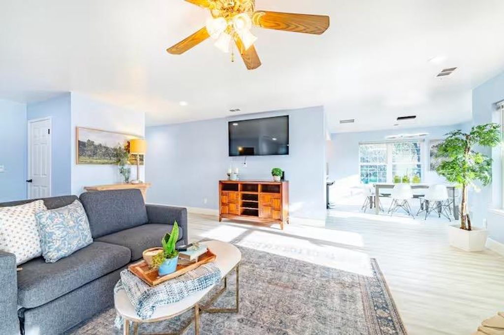 Image 10 of property listing at 40202 Hillsborough Loop, Oakhurst, CA 93644