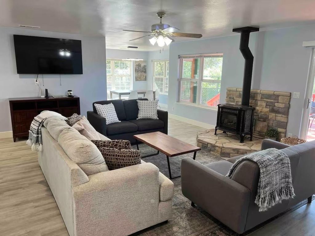 Image 14 of property listing at 40202 Hillsborough Loop, Oakhurst, CA 93644