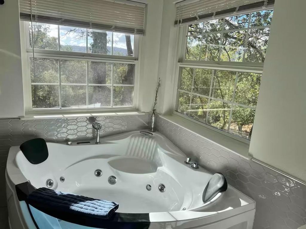 Image 31 of property listing at 40202 Hillsborough Loop, Oakhurst, CA 93644