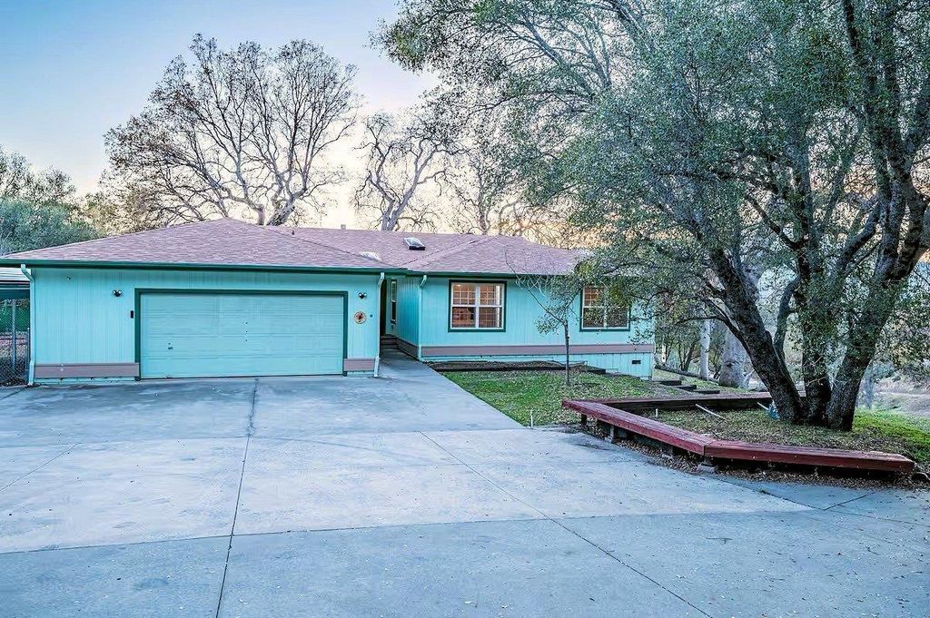 Image 47 of property listing at 40202 Hillsborough Loop, Oakhurst, CA 93644