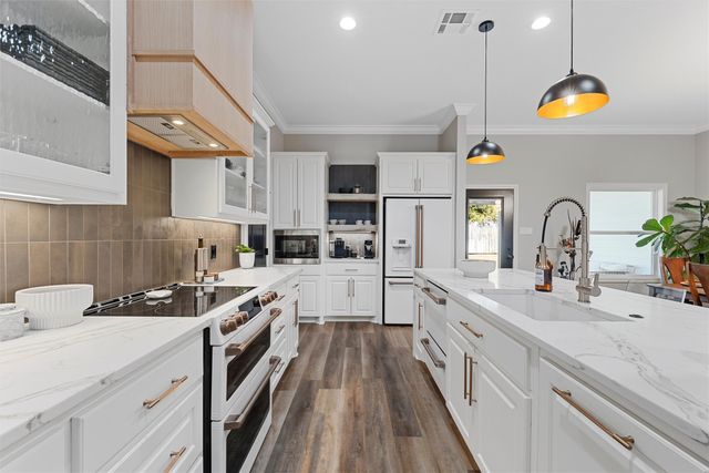 905 Day Star Drive, Hewitt, TX 76643