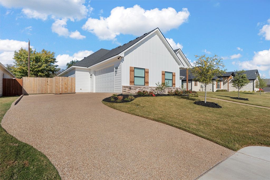 905 Day Star Drive, Hewitt, TX 76643