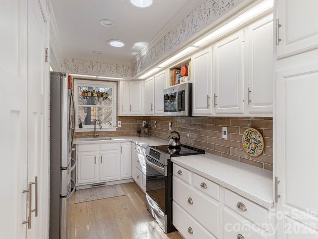 128 Camellia Way, Hendersonville, NC 28739