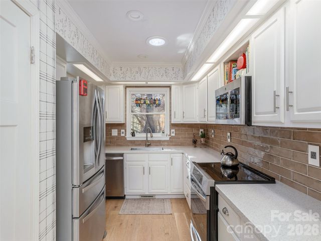 128 Camellia Way, Hendersonville, NC 28739