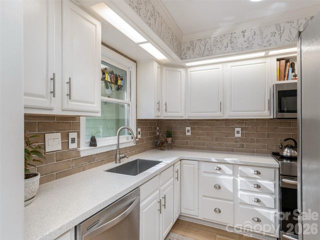 128 Camellia Way, Hendersonville, NC 28739