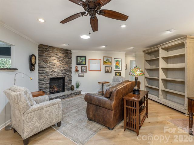 128 Camellia Way, Hendersonville, NC 28739