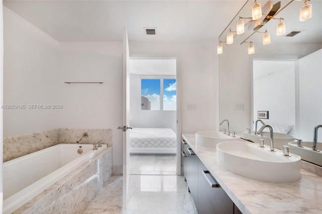 253 NE 2nd St 3302, Miami, FL 33132