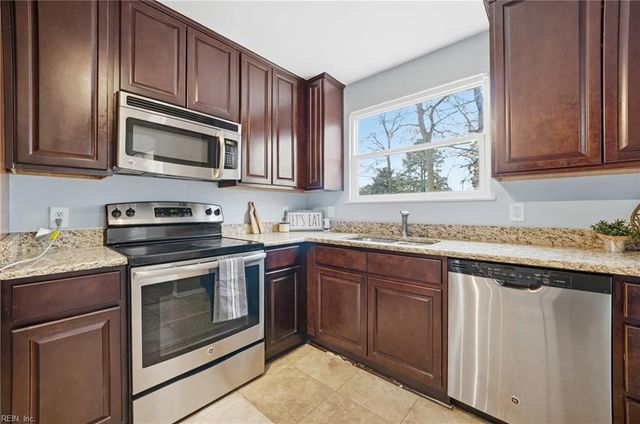 717 Bayberry LN, Norfolk, VA 23502