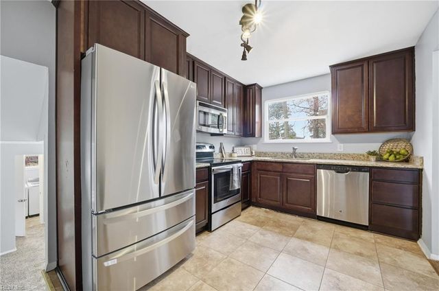 717 Bayberry LN, Norfolk, VA 23502