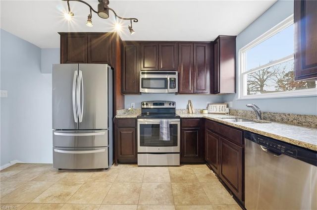 717 Bayberry LN, Norfolk, VA 23502