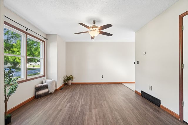 1510 North Drive, Ely, IA 52227