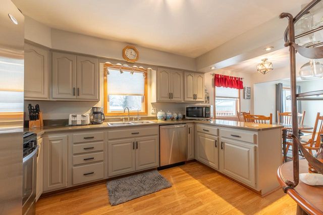 1530 S Oakhill Avenue, Janesville, WI 53546