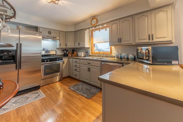 1530 S Oakhill Avenue, Janesville, WI 53546