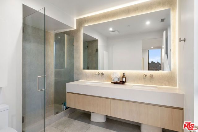 1704 Granville Avenue, Los Angeles, CA 90025
